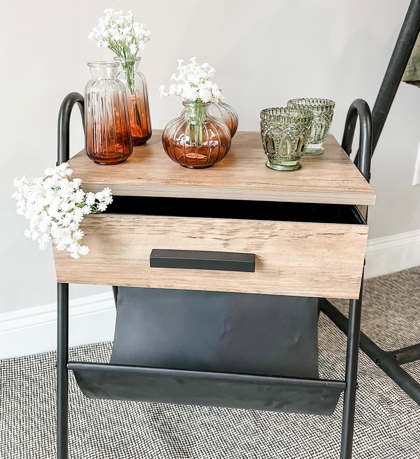 Side Table w Magazine Rack